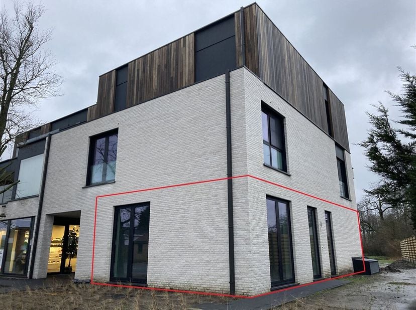 Modern nieuwbouw appartement gelegen op gelijkvloers met 3 slaapkamers&lt;br /&gt;
Ligging: Dit nieuwbouw appartement is zeer gunstig gelegen nabij het cent