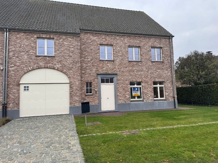 Deze ruime pastoriewoning, gelegen op wandelafstand van het centrum van Lochristi, is ideaal voor grote gezinnen, kangoeroewoning of combinatie met pr