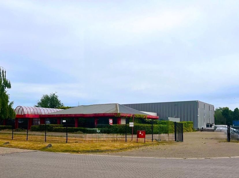 Showroom / kantoor ca. 600m² met veel lichtinval te Malle&lt;br /&gt;
- ruime parking&lt;br /&gt;
- kitchenette&lt;br /&gt;
- sanitair&lt;br /&gt;
- verwarming op gas