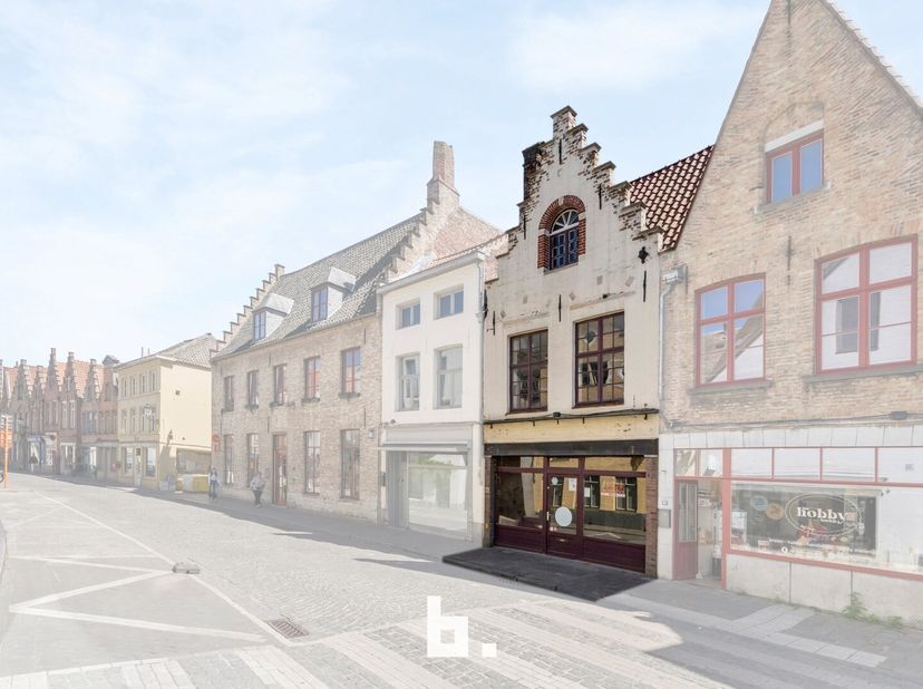 Bent u op zoek naar een uitzonderlijke investeringskans of droomt u van een eigen horecazaak met woonst op een toplocatie? Dan is dit pand aan Langest
