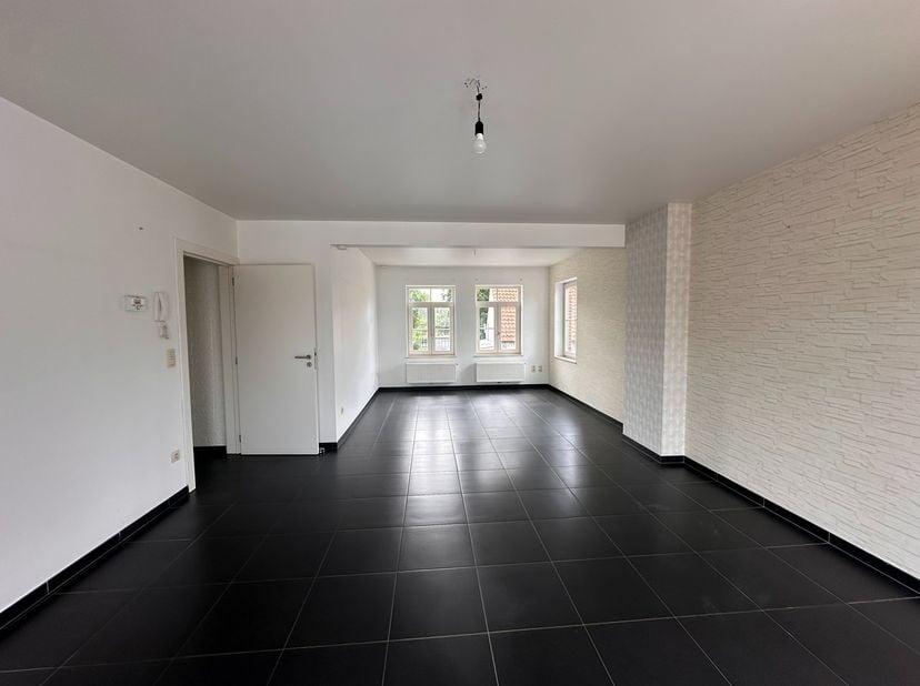 Dit appartement is gelegen in het centrum van Pulle. Het appartement beschikt over 2 slaapkamers, een badkamer met douche /bad, een ruime living en op