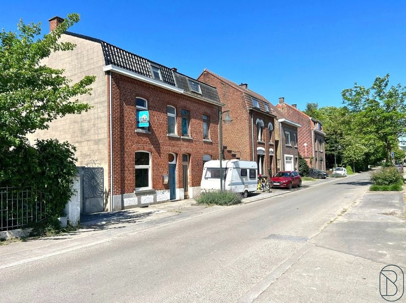 Cette maison 3 façades à rénover est idéalement située à côté dun parc naturel, offrant calme et intimité. La démolition a déjà été effectuée, le nouv