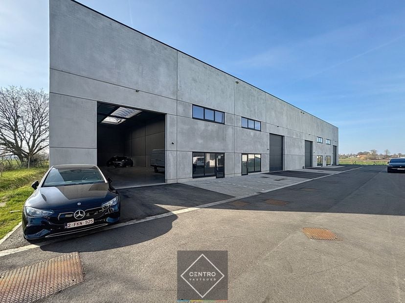 Benaderende AFMETINGEN: &lt;br /&gt;
Voorgevelbreedte: ± 12,72m&lt;br /&gt;
Achtergevelbreedte: ± 7,6m&lt;br /&gt;
Diepte: ± 32m&lt;br /&gt;
&lt;br /&gt;
AFWERKING:&lt;br /&gt;
- Stalen