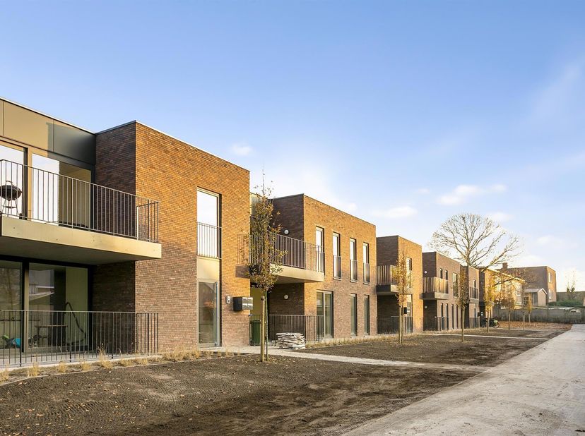 Dit volledig nieuwbouw appartement is de ideale keuze voor wie op zoek is naar modern comfort in een rustige en groene buurt.&lt;br /&gt;
Bij binnenkomst wo