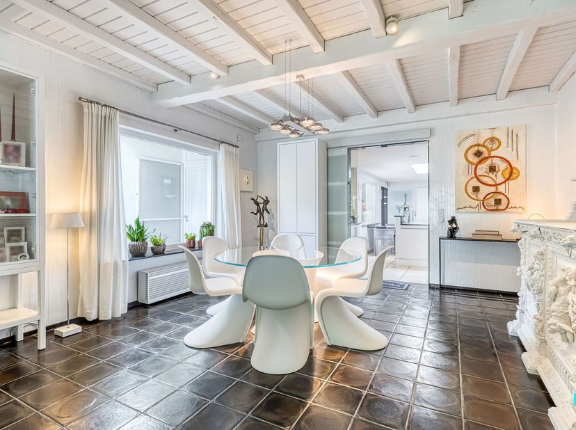 Deze charmante woning is gelegen op een perceel van 250 m² en bestaat uit twee delen: een gelijkvloerse handelsruimte (momenteel ingericht als kapsalo