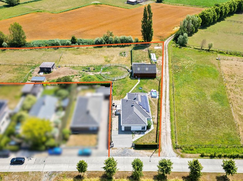 LOCHRISTI - In een rustige en groene omgeving bevindt zich deze open bebouwing op een perceel van bijna 70 are. Het domein is volledig omheind en bied