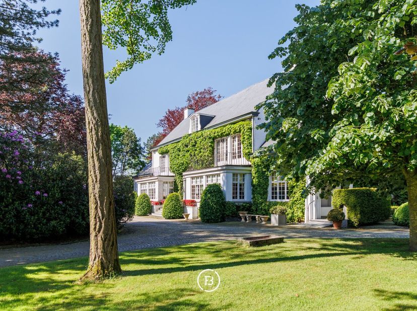 Hof van Lachenen  Un Domaine Unique, Plein de Charme et d&#039;Élégance&lt;br /&gt;
Dissimulé derrière une impressionnante allée bordée darbres, le Hof van Lache