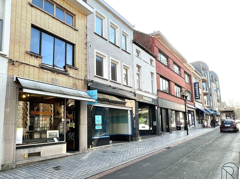 Commercieel gelegen HANDELSPAND met woonstmogelijkheid. VISBILITEIT: ideale horecazaak of winkel/kantoorruimte. Mogelijkheid tot woonst erboven. Bezoe