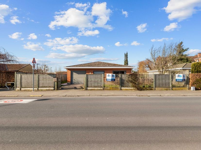 Deze goed onderhouden woning is gelegen op een centrale ligging te Kuurne. De woning is volledig gelijkvloers ingedeeld als volgt: inkomhal, voorzien