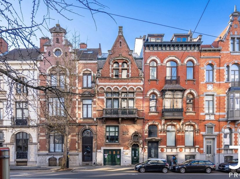 Située sur la prestigieuse Avenue Brugmann, au cur dun des quartiers les plus prisés de Bruxelles, J&amp;J Properties vous présente cette superbe maison d
