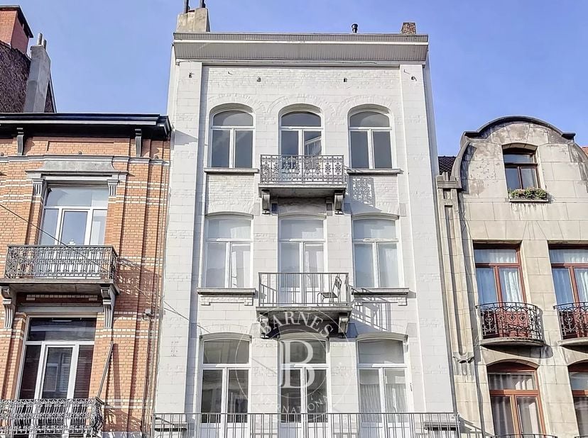 Barnes vous propose en exclusivité un immeuble de rapport d&#039;une superficie totale de 581m2 hors cour et terrasses, situé dans le quartier branché et t