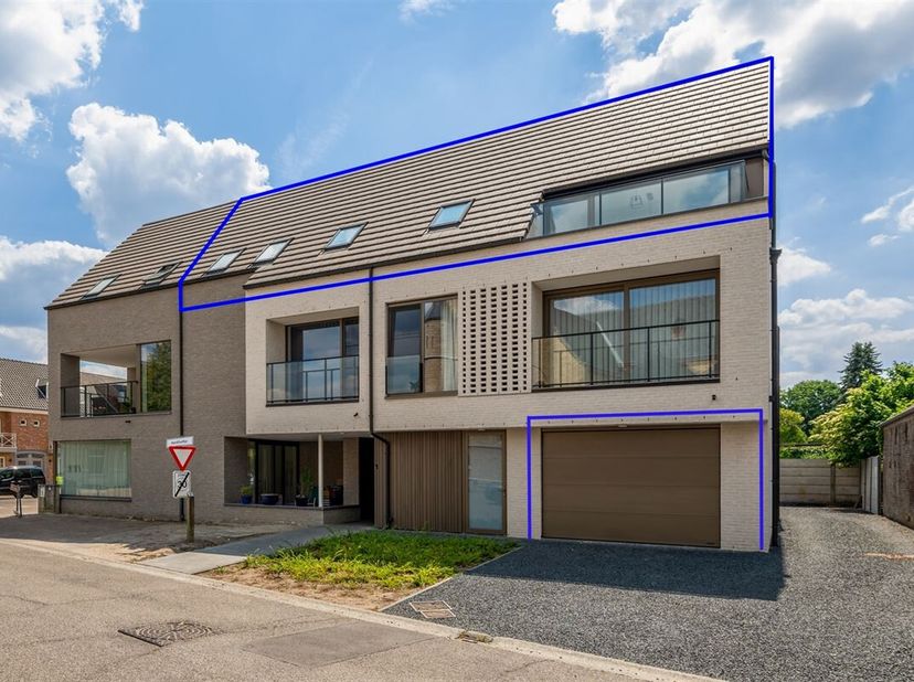 In het hart van Grasheide vinden we dit recente en instapklare dakappartement met twee slaapkamers en een private garage. &lt;br /&gt;
Het appartement bevin