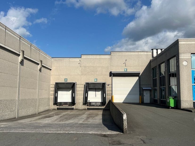 1800m² opslagruimte met laadkades&lt;br /&gt;
Ligging: vlot bereikbaar via R4 en bushalte op wandelafstand&lt;br /&gt;
Specificaties: betonstructuur, 2 automatisc