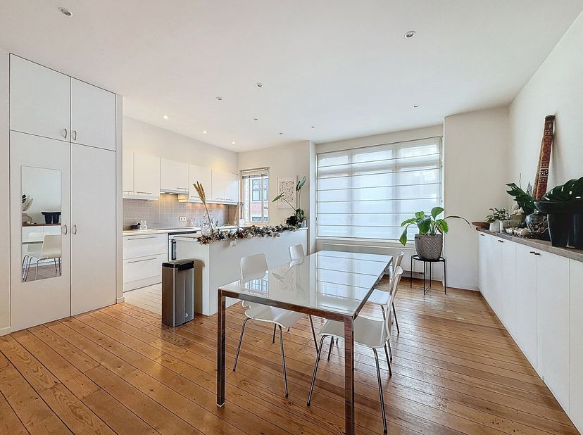 VERT CHASSEUR - Idéalement situé à deux pas du bois de la Cambre et des commerces, dans une rue calme, très bel appartement rénové de 80m² disposant d