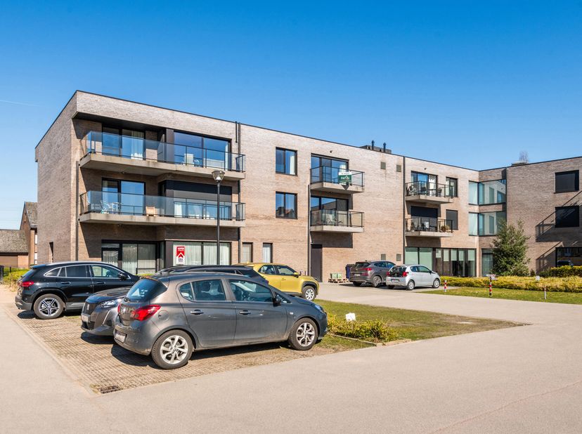 Deze moderne assistentiewoning is gelegen in het rustige Rupelmonde, een ideale locatie voor wie op zoek is naar een comfortabele en zorgeloze leefomg