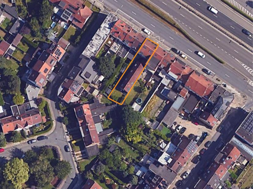 AUDERGHEM - Op een steenworp van de Rouge-Cloître en het Zoniënwoud, ruim huis met atelier momenteel verdeeld in 4 appartementen + een atelier met rui