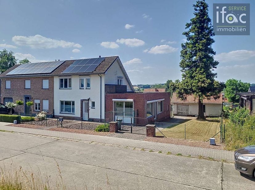 Maison 3 façades très bien située, avec un beau jardin à l’arrière, sur une parcelle de 7a 26ca. Construite en 1961 et agrandie en 1994, cette maison