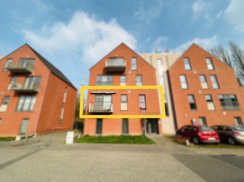 Nouvel appartement à vendre sur Leuze-en-Hainaut !&lt;br /&gt;
Entamons cette découverte avec un hall qui distribue les différentes pièces. Nous avons dès l