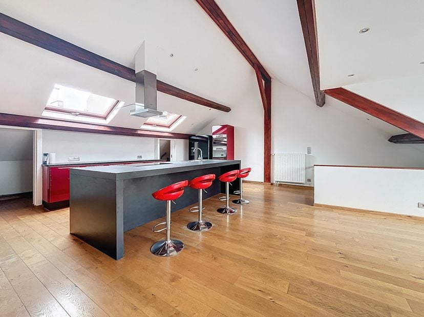 Situé aux 2ème et 3ème étages d&#039;un élégant manoir, ce lumineux appartement en duplex de ±150 m² bénéficie d&#039;un excellent emplacement à proximité des i