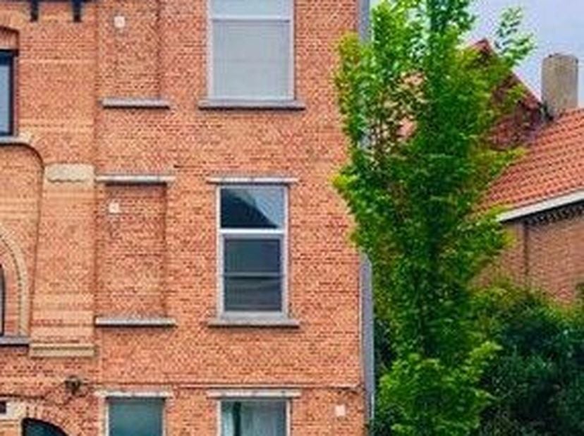 Prachtige woning op een centrale topligging op de ring van Gent, de beste uitvalsweg met directe toegang tot de E40 en de R4, omvattende o.a.: Inkomha