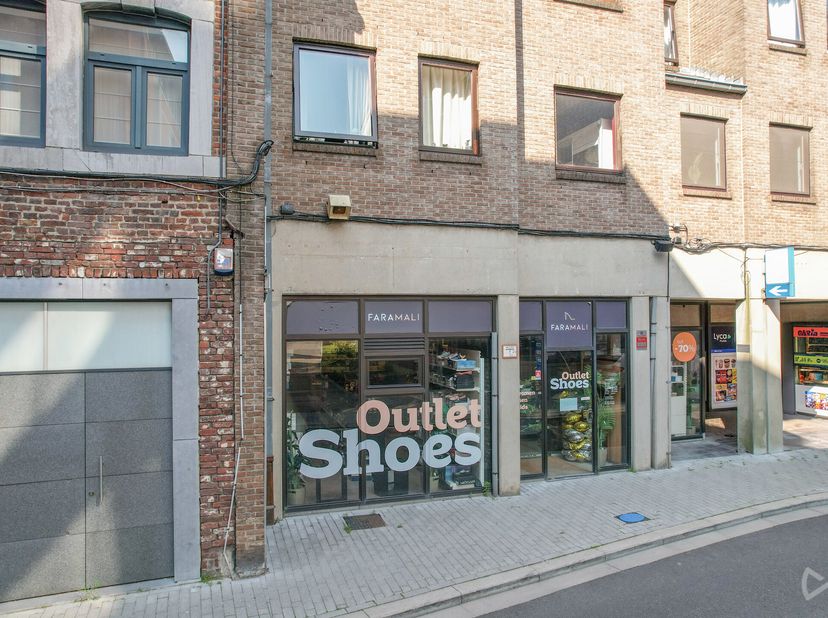 Bent u op zoek naar een commercieel pand met maximale visibiliteit en een uitstekende ligging? Dan is dit handelspand in de levendige Diesterstraat, e
