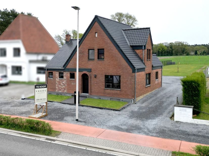 Welkom op de Hoogstraat 194 in As.&lt;br /&gt;
&lt;br /&gt;
Deze instapklare woning op een perceel van 10 are combineert ruimte, comfort én energiezuinigheid met