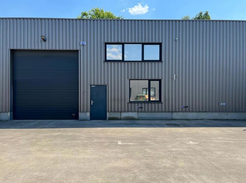 Het betreft een KMO-unit gelegen in de dynamische KMO-zone Bosco Park te Kapellen, die uitermate geschikt is voor bedrijven op zoek naar magazijn- en