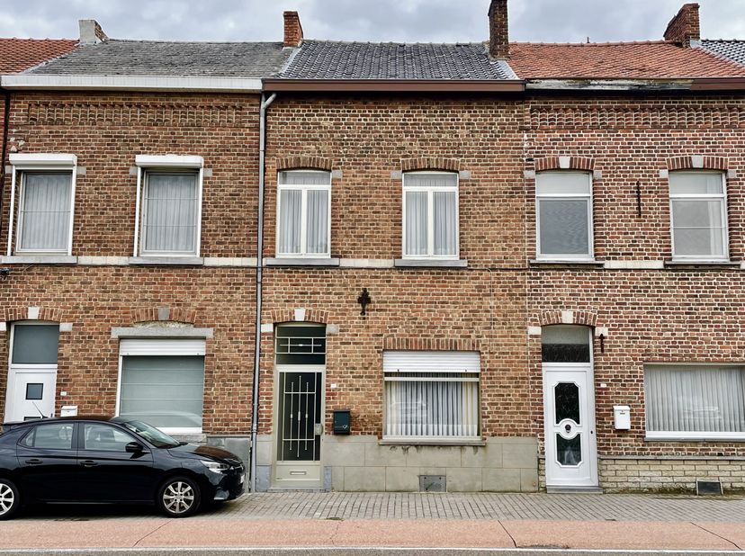 Perfect onderhouden , te renoveren , rijwoning op een perceel van bijna 4 are , op boogscheut van het centrum St-Truiden , &lt;br /&gt;
Mooie leefruimte met
