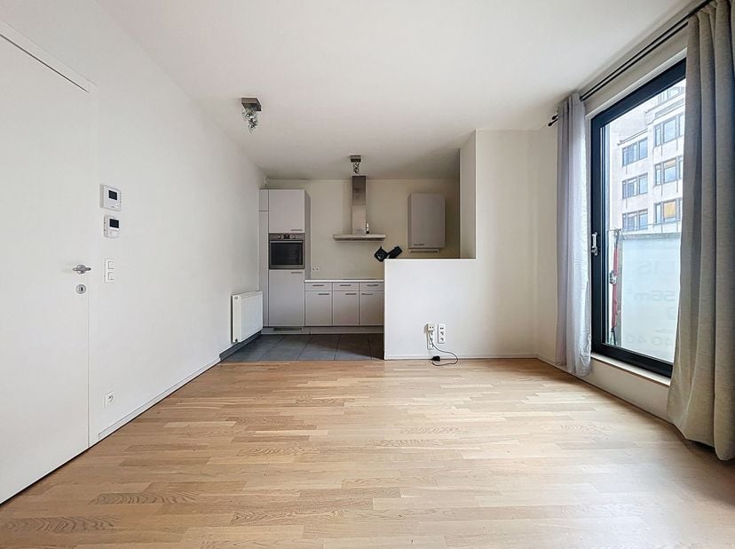 AMBIORIX: Dit appartement van 60 m2 is ideaal gelegen dicht bij vervoer en winkels en op een steenworp afstand van het metrostation SCHUMAN. Het besta