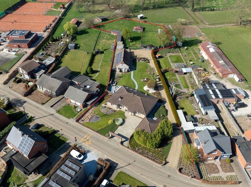 Deze charmante woning combineert ruimte en comfort op een uitzonderlijke manier. Gelegen in een rustige, goed bereikbare buurt, geniet u hier van een