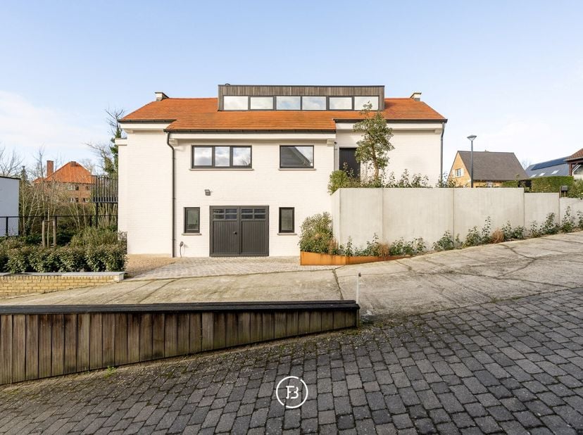 À quelques pas de la plage, nous trouvons cette villa côtière située au centre et au calme.&lt;br /&gt;
Cette magnifique villa a fait l&#039;objet d&#039;une rénovati