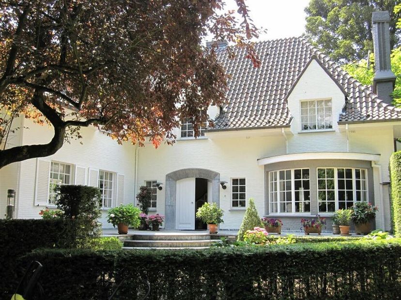 UCCLE - Aan de rand van het Terkamerenbos, prachtig huis op een groen eiland van 35 hectare op een steenworp van de Europese School en het Terkamerenb