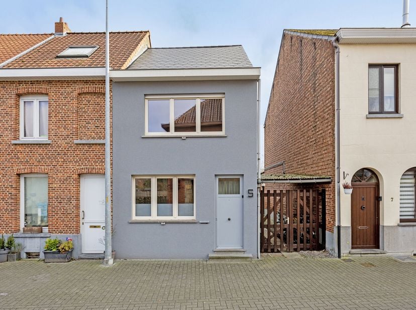 Située dans une rue calme juste à côté de la Leuvensesteenweg, cette maison offre à la fois la tranquillité et une excellente connexion avec les ville