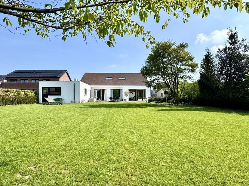 VILLA DE LUXE avec grand JARDIN RÉAMÉNAGÉ ! Allée pratique avec parking, espace bureau (idéal pour indépendant)/chambres avec salle de bain, au rez-de