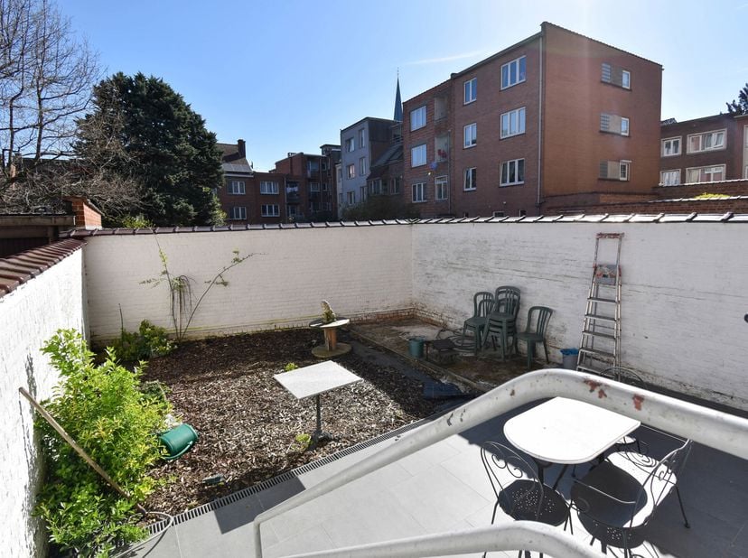 TRIOR vous propose ce bel appartement remis à neuf, au rez-de-chaussée et agrémenté d&#039;une cour/terrasse. Il se compose d&#039;un séjour avec cuisine améric