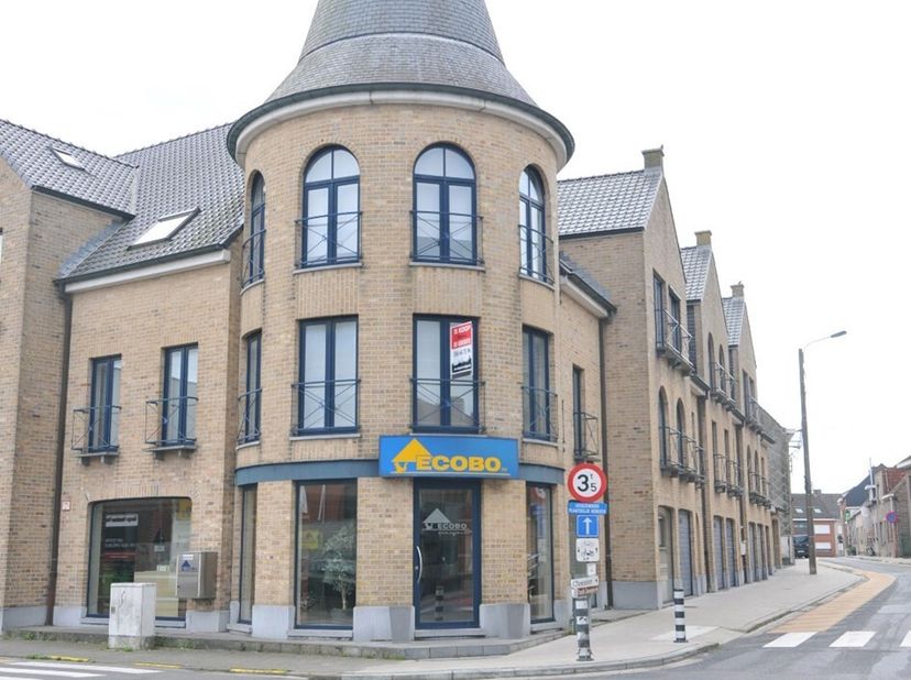 Ruim appartement van 96 m² gelegen op het eerste verdiep van een kleine residentie, dichtbij het centrum van Zwevegem.&lt;br /&gt;
Het appartement bestaat u