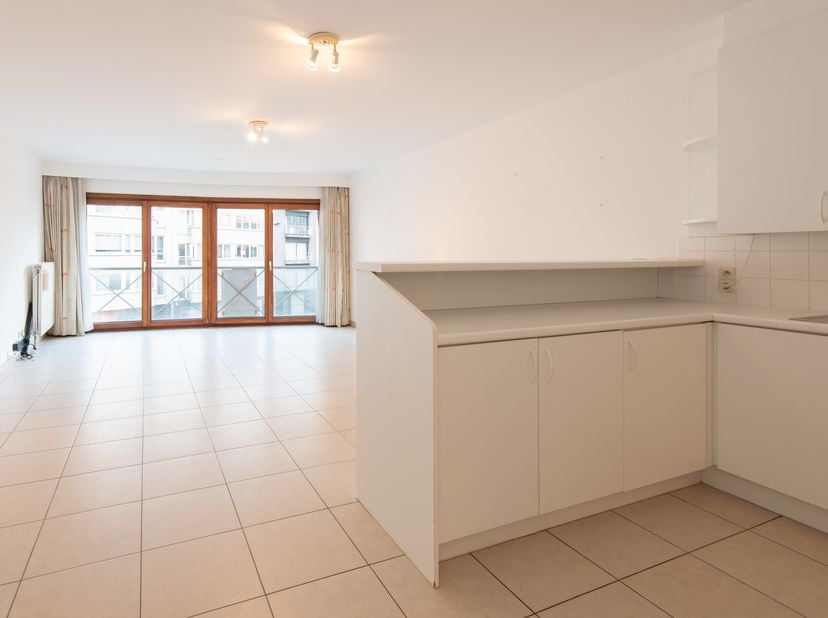 Cet appartement bien entretenu de 2 chambres à vendre est situé le long de la Koningsstraat, à quelques pas des commerces, des transports en commun, d