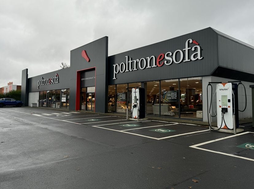 Multifunctioneel pand van 1.250 m² op toplocatie naast Brico, Carrefour en Quick. Ideaal voor retail, groothandel of showroom dankzij hoge visibilitei