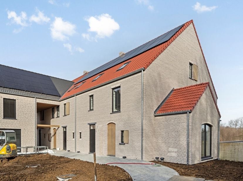 Veilig verscholen onder de kerktoren, midden in de pittoreske dorpskern van Wakkerzeel, op een boogscheut van Leuven en vlakbij alle belangrijke inval