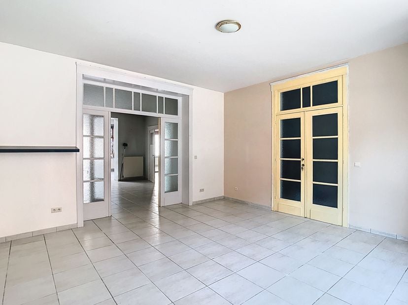 Appartement très spacieux (128 m²) au rez-de-chaussée avec 2 chambres, garage double et terrasse ensoleillée! &lt;br /&gt;
MISE EN PAGE:&lt;br /&gt;
Rez-de-chauss