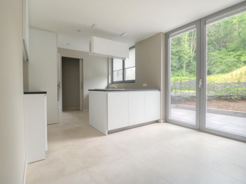 Splendide appartement de ± 150m²&lt;br /&gt;
- un spacieux et lumineux living ± 47m²&lt;br /&gt;
- une cuisine ouverte super équipée MIELE ± 19.5m²&lt;br /&gt;
- une be