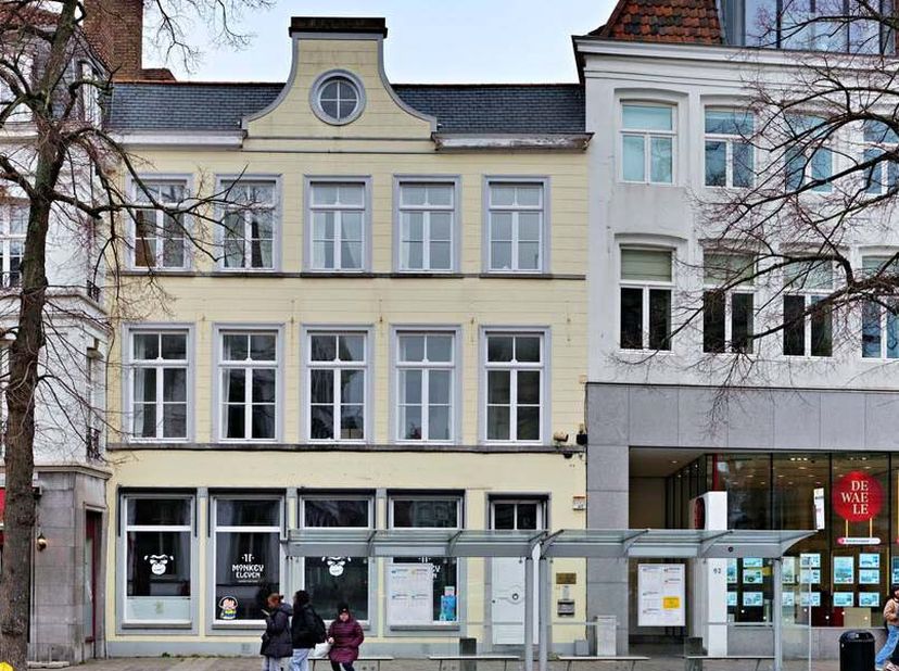 Cette maison de commerce datant de 1562 comprend une entreprise de restauration, des espaces de vie très spacieux et une cave médiévale (taverne à vin