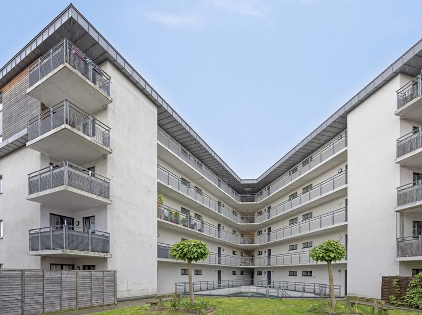 Appartement bien entretenu, récent et économe en énergie avec une belle terrasse et des vues splendides.&lt;br /&gt;
Situé dans une résidence équipée d&#039;un p