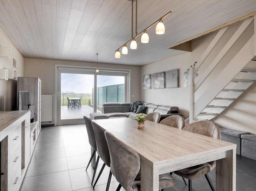 Maison moderne et prête à emménager dans un quartier calme du village de Westende. Construit en 2010. Situé à seulement 1 km de la mer et à proximité
