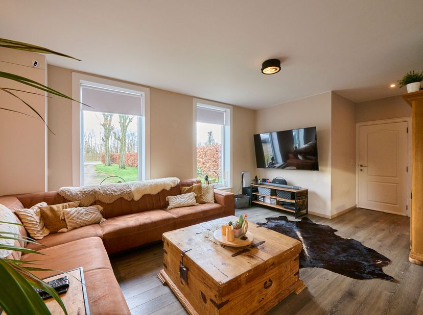 Halfopen, gerenoveerde gezinswoning met 3 slaapkamers gelegen in Lommel op Werkplaatsen. Met een royaal perceel van 16 are 18 ca, biedt deze woning ee