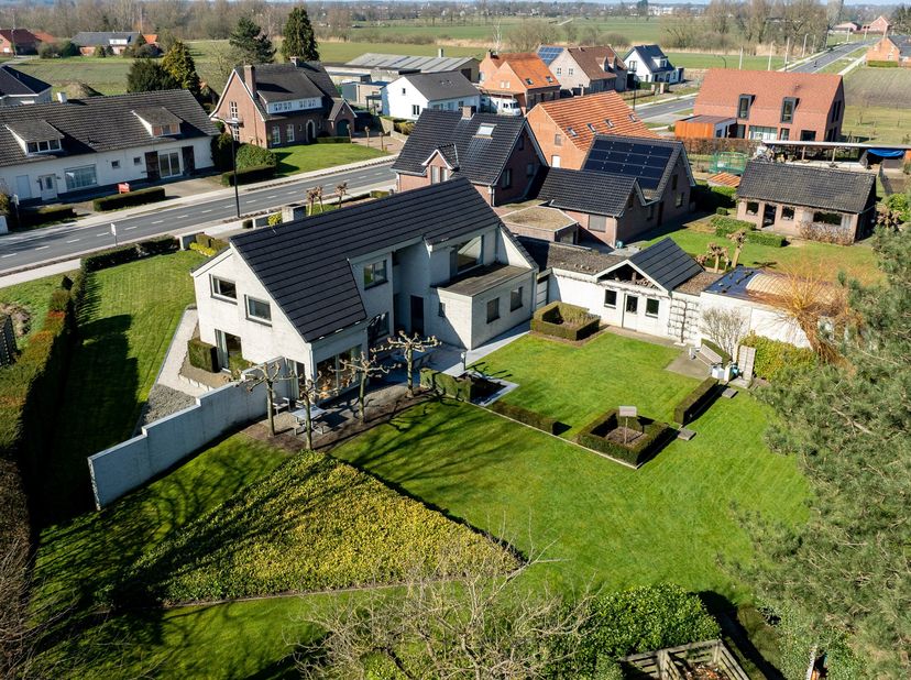 Nabij het centrum van het mooie landelijke dorp Ravels vinden we deze prachtige woning. In de omgeving zijn diverse voorzieningen zoals winkels, schol