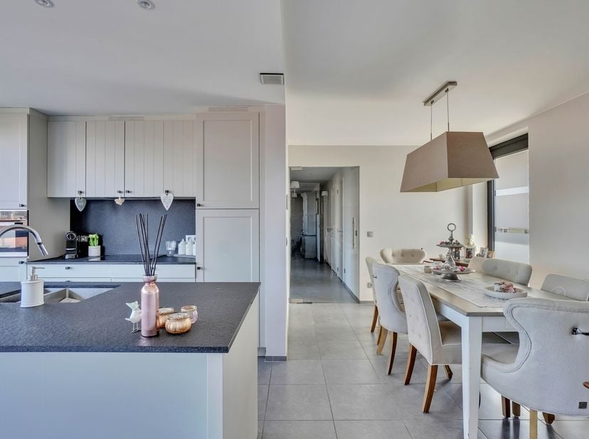 Dit instapklare appartement met een bewoonbare oppervlakte van ca. 90 m² en 21 m² terras vind je terug op een van de invalswegen rond Hasselt, nl. op