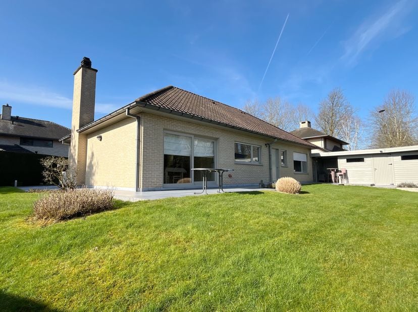 Deze laagbouwvilla is gelegen op het einde van een doodlopende straat in Dikkelvenne (Gavere). In deze residentiële wijk is het rustig vertoeven in he