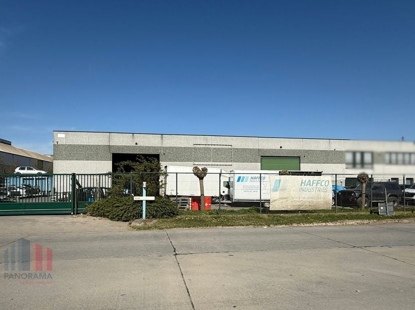 Gelegen in de industriezone van Kruisem, biedt dit magazijn van 530 m² een ideale combinatie van ruimte en functionaliteit. Dankzij de nabijheid van d