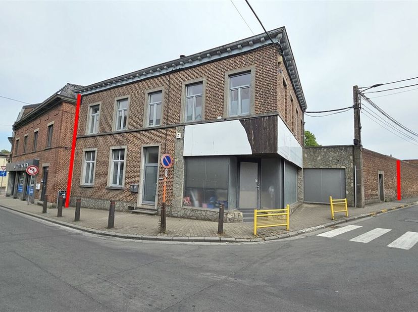 Prix: Offre à partir de 350.000 euros, frais d&#039;agence non inclus et à charge de l&#039;acquéreur.&lt;br /&gt;
Bâtiment de plus de 400 m² dans le centre de Dour.&lt;